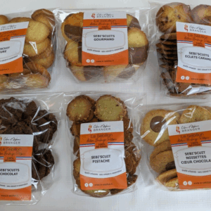 Paquets de biscuits artisanaux variés en sachets.