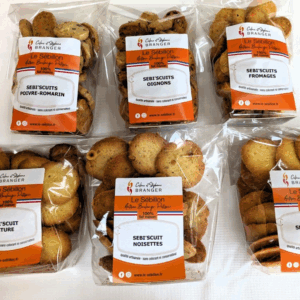 Paquets de biscuits artisanaux aromatisés.