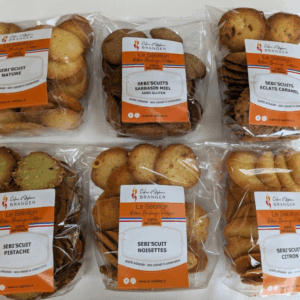 Sachets de biscuits artisanaux variés en présentation.